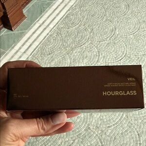 Hourglass Veil Setting Spray in Elegant Brown